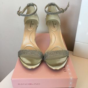 7M Bandolino Gold Heels